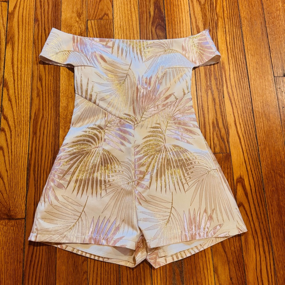 Elegant Off-Shoulder Palm Print Romper - Picture 2 of 7